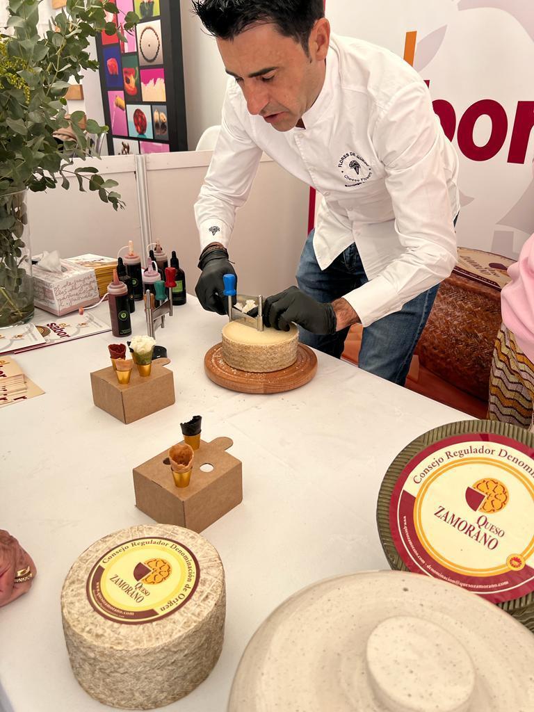 Santiago Mohedano y sus flores de queso en la Feria FROMAGO