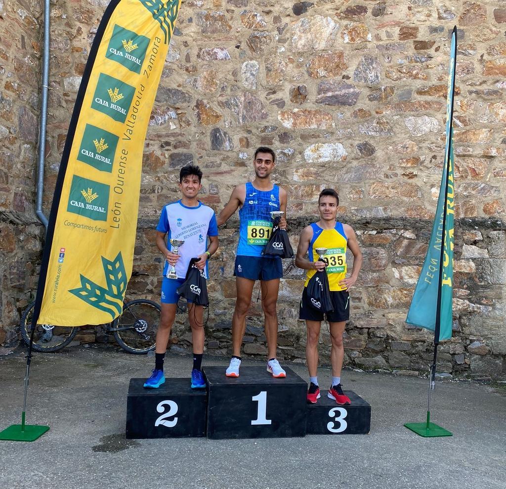 Podium masculino Navianos. Fotografía: Benavente Atletismo