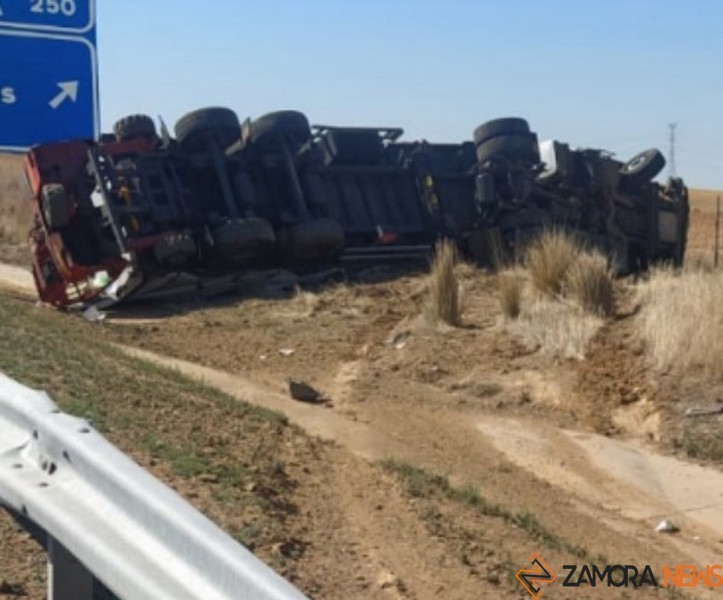 Camión volcado fuera de la carretera A-66