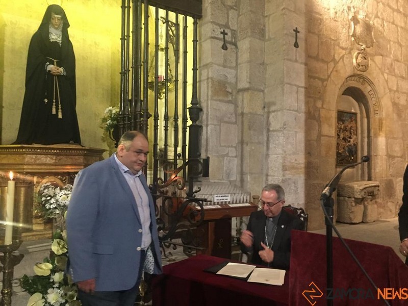El obispo firma el decreto de coronación ante el presidente de la Cofradía de Jesús Nazareno
