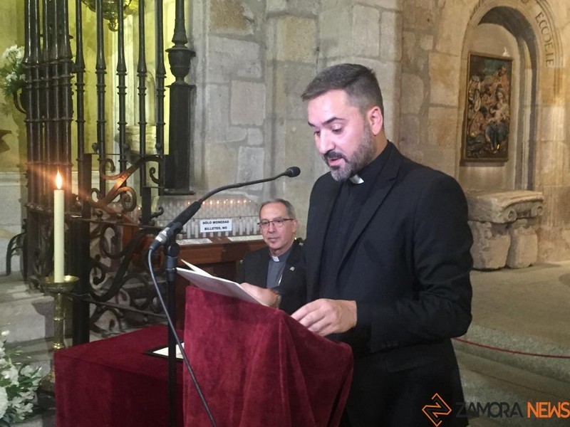 Francisco Ortega lee el decreto de coronación