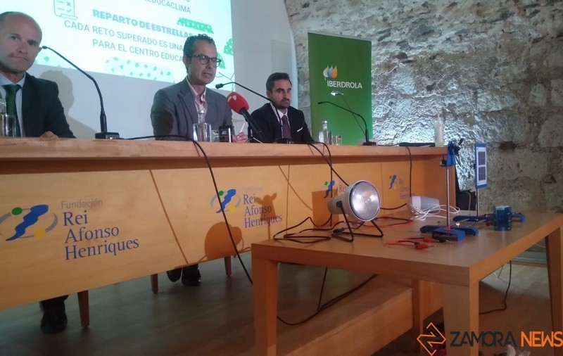 El director general de la FRAH, José Luis González Prada, centro, delegado de Iberdrola, Miguel Calvo, izquierda, y Efrén Fernández, gerente del ECYL