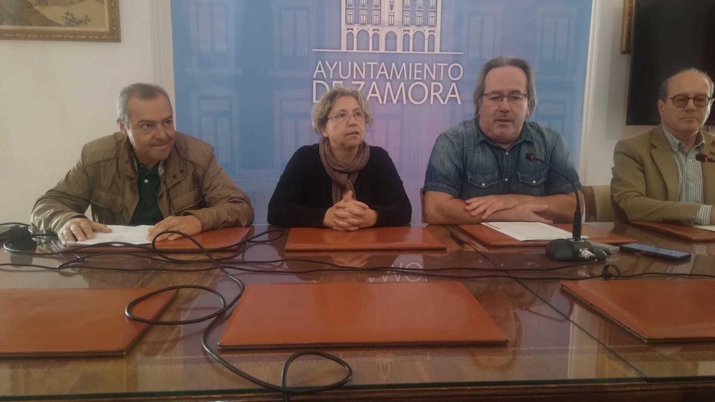 Francisco Guarido junto a la concejala de Salud Pública, Carmen Turiel, y el presidente del Colegio de Veterinarios de Zamora
