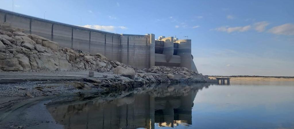 Estado del embalse de Almendra durante el vaciado para enviar agua a Portugal. Fotografía: CEDIDA