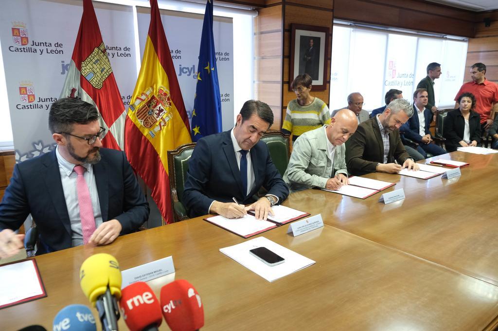 Firma del plan de mejora del Operativo de lucha contra los incendios forestales entre la Junta y sindicatos