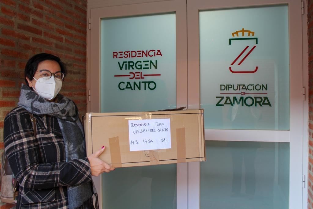 Aránzazu momentos antes de entregar las creaciones a ganchillo en la residencia Virgen del Canto de Toro