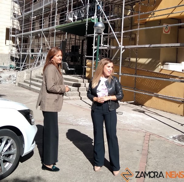 Estela López y Elena Sánchez frente a la residencia