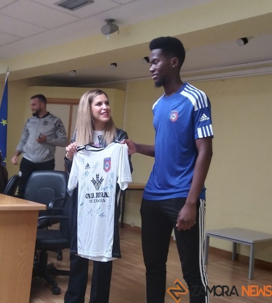 Un futbolista regala una camiseta a la directora del Instituto de la Juvetud