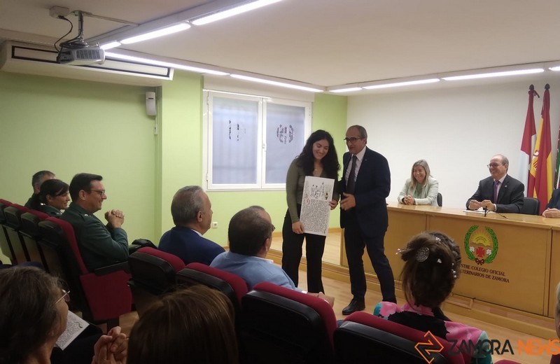 El vicepresidente del Colegio de Veterinarios entrega la insignia a su hija