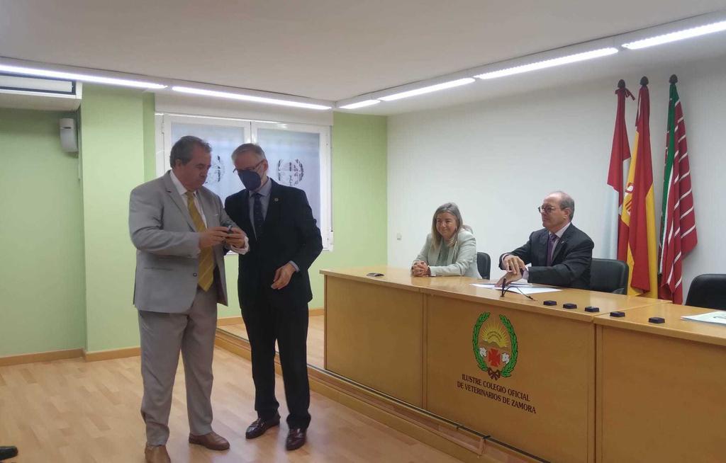 Tomás Yanes recibe su insignia