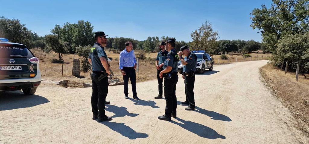 El subdelegado del Gobierno en Zamora, Ángel Blanco, en el cruce de camino a la ermita de Argusino