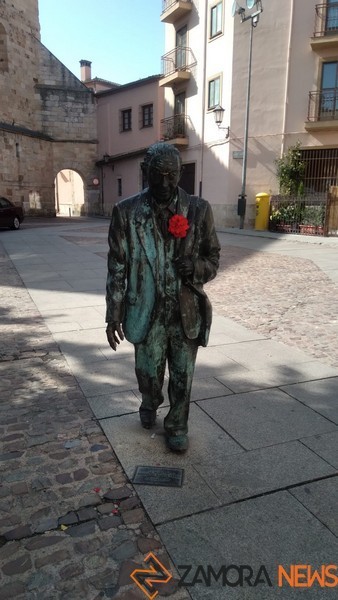 La estatua de Herminio Ramos, adornada con una flor