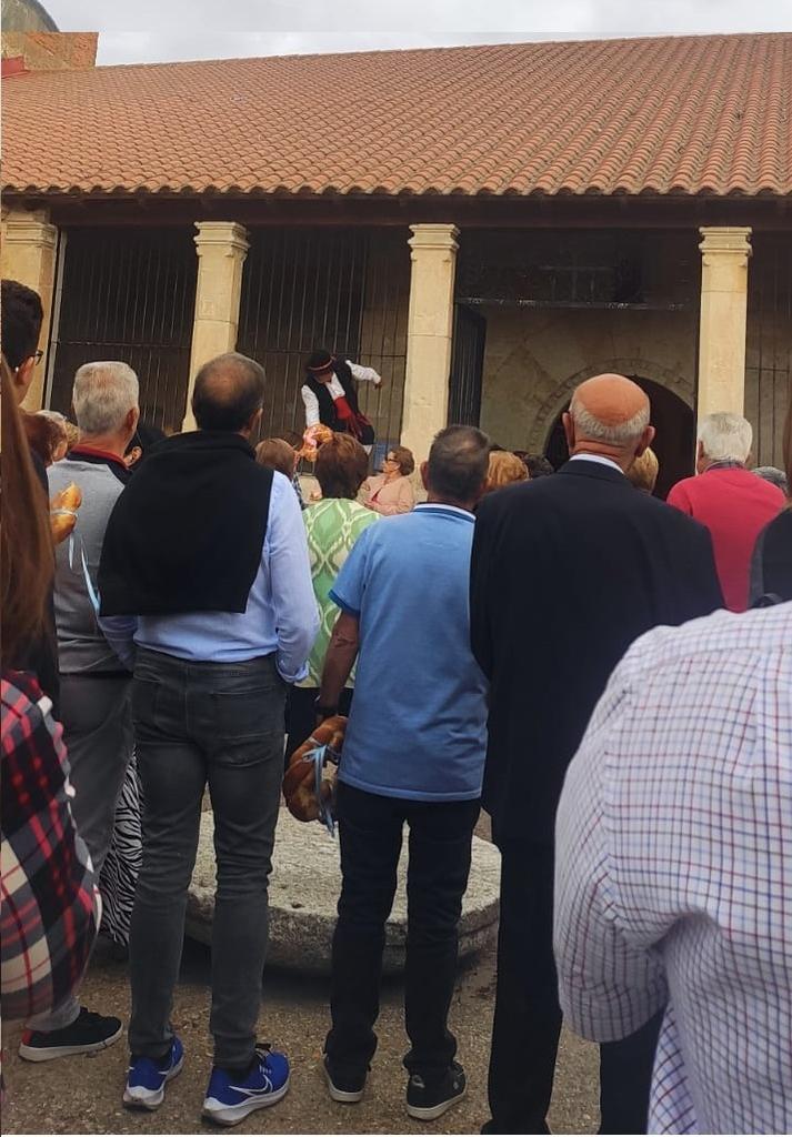 Subasta de las roscas en el ofertorio de Pereruela