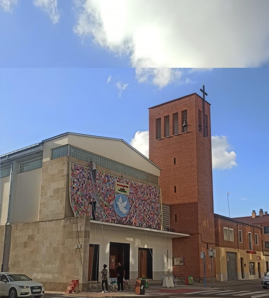 Fachada de la iglesia de San José Obrero con el nuevo mural de ganchillo
