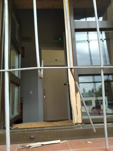 Ventana por la que accedieron los ladrones a la ermita