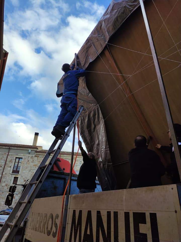 El Calvario del pintor José María Castilviejo durante su traslado a la iglesia de María Auxiliadora