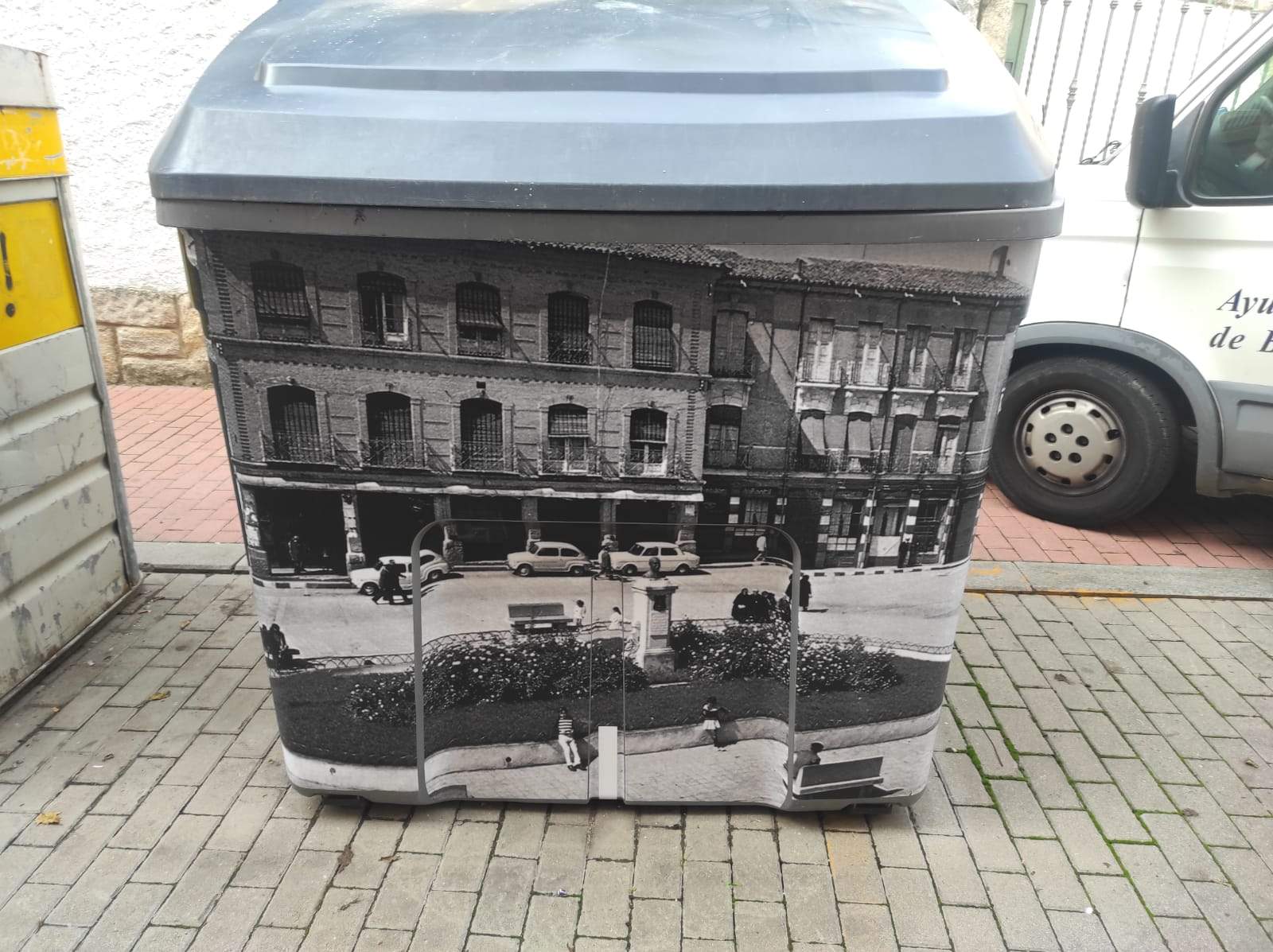 Contenedores vinilados con imágenes de Benavente. Fotografía: Ayuntamiento de Benavente