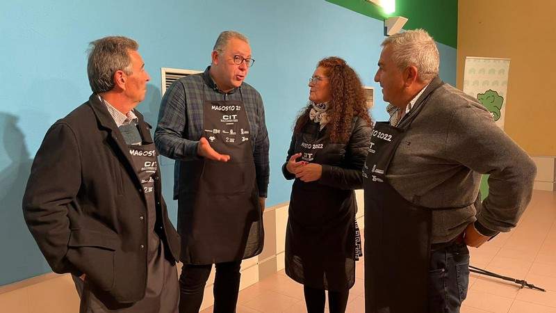 El diputado de Cultura con el mandil