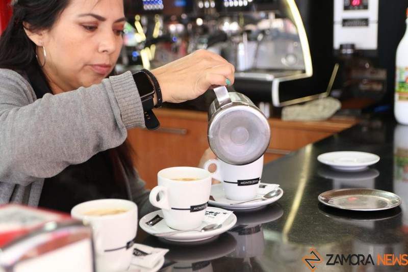 Andrea Martínez sirviendo café