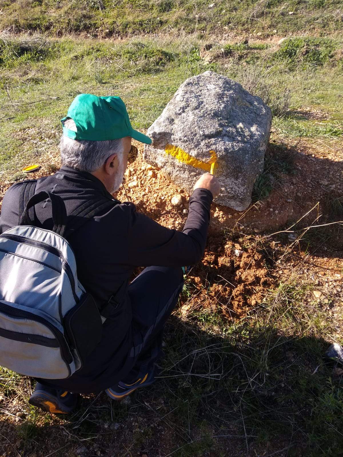 Trabajos de repintado de los 500 km de los Caminos de Santiago por Zamora. Fotografía: Asociación Zamorana de los Caminos de Santiago