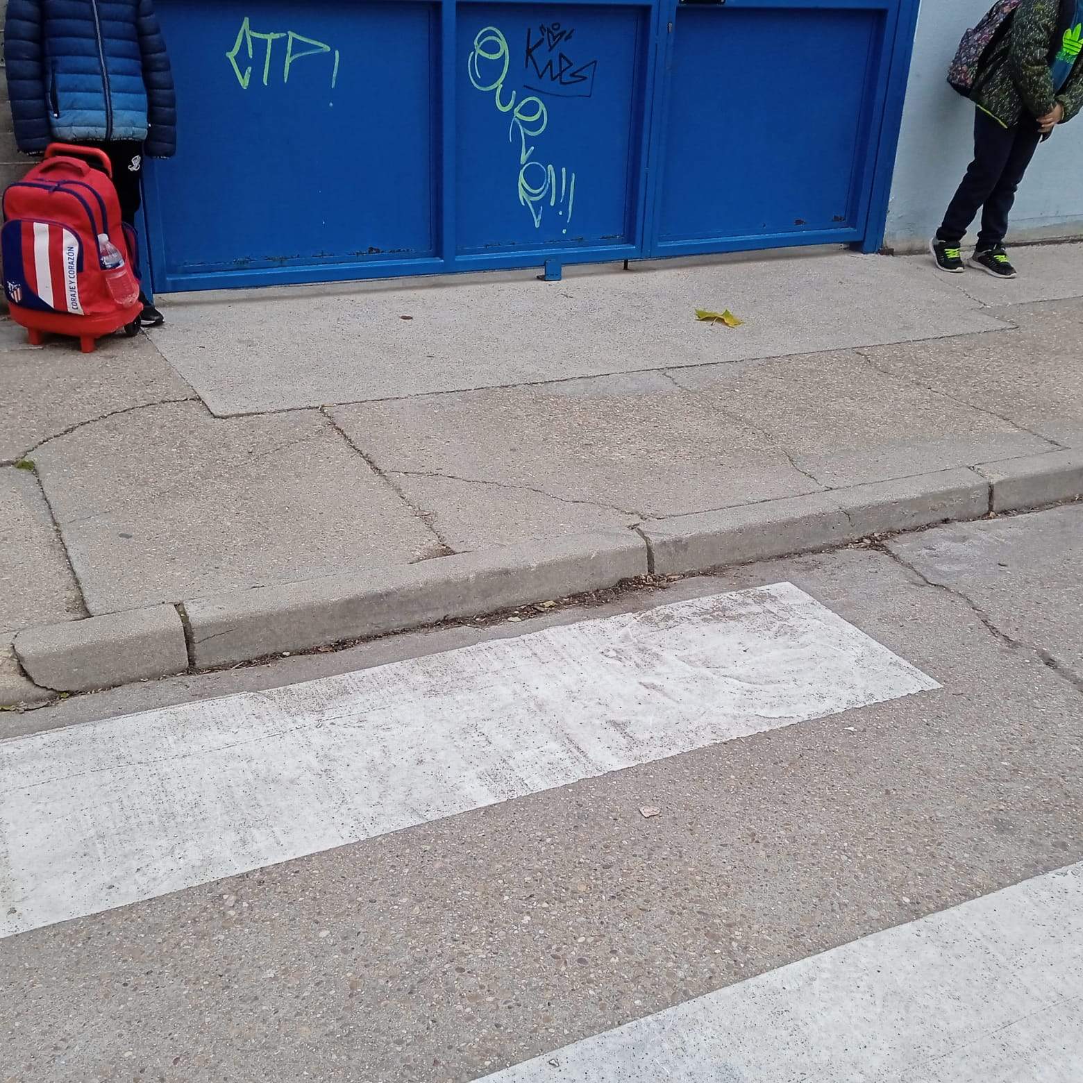 Excrementos en el acceso al colegio Juan XXIII. Fotografía: CEDIDA