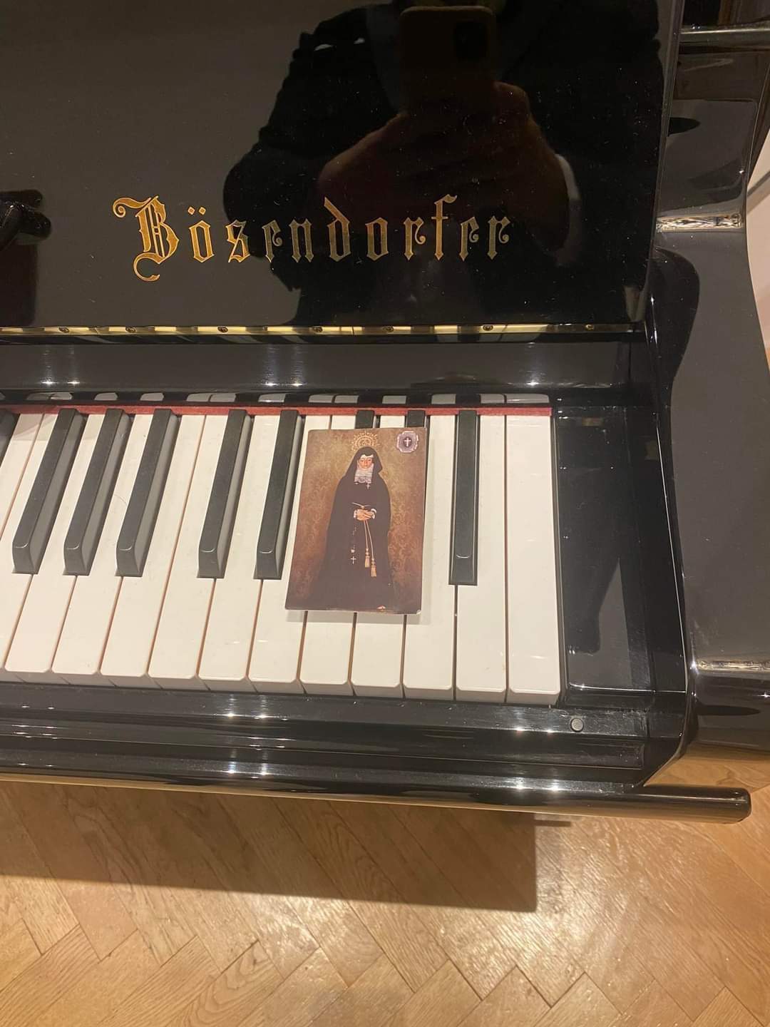 Imagen de la Soledad que ha llevado el barítono Luis Santana durante su actuación en el Musikverein de Viena