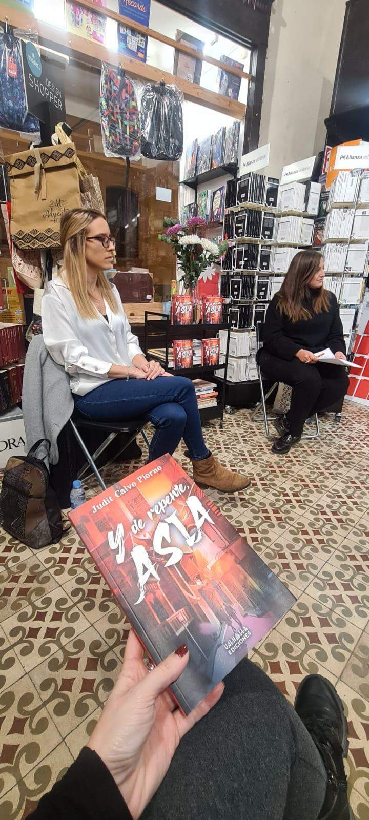 La periodista zamorana Judit Calvo durante la presentación de su primera novela en la librería Semuret. Fotografía: CEDIDA