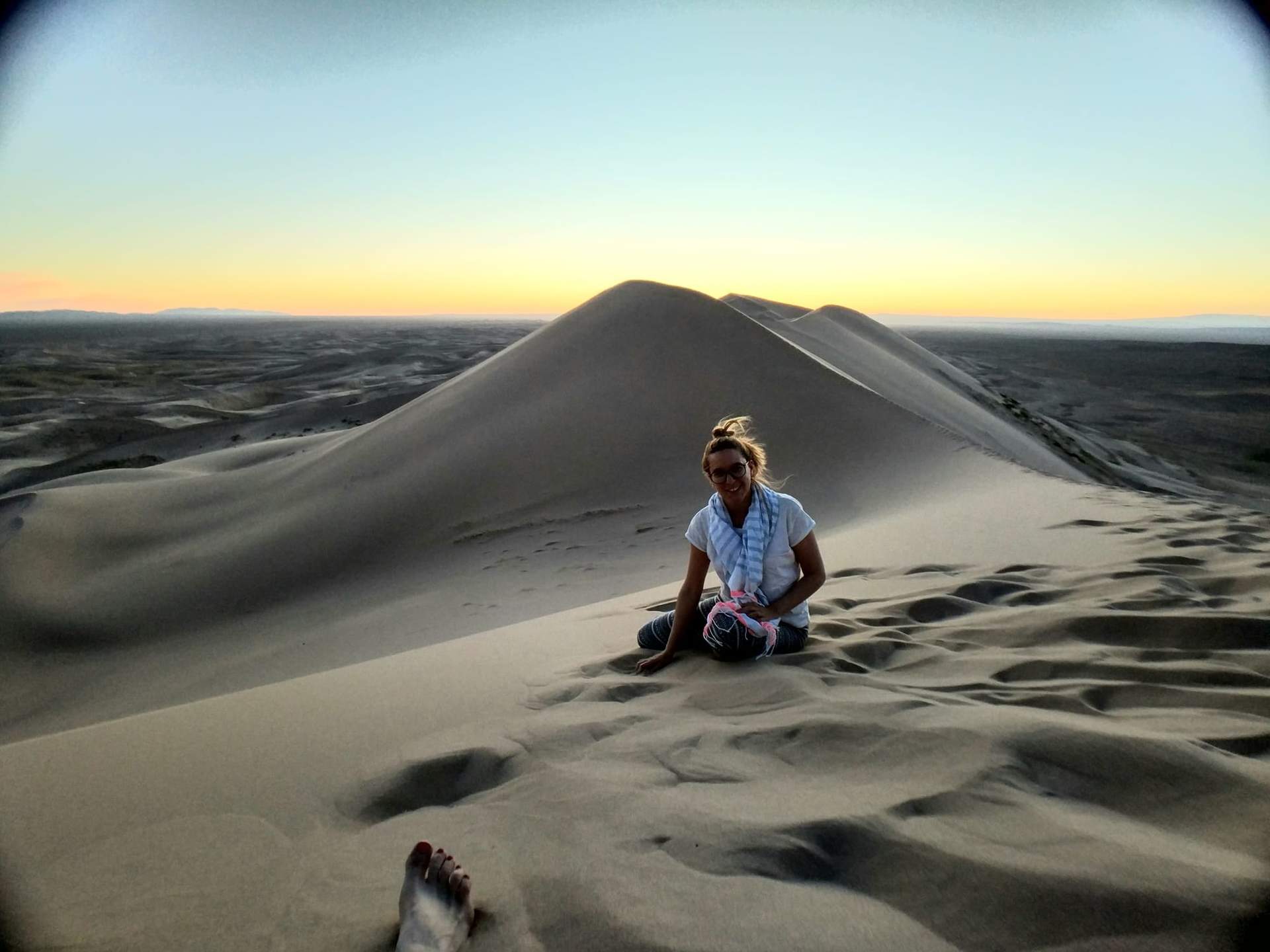 Judit Calvo en las dunas del desierto del Gobi. Fotografía CEDIDA