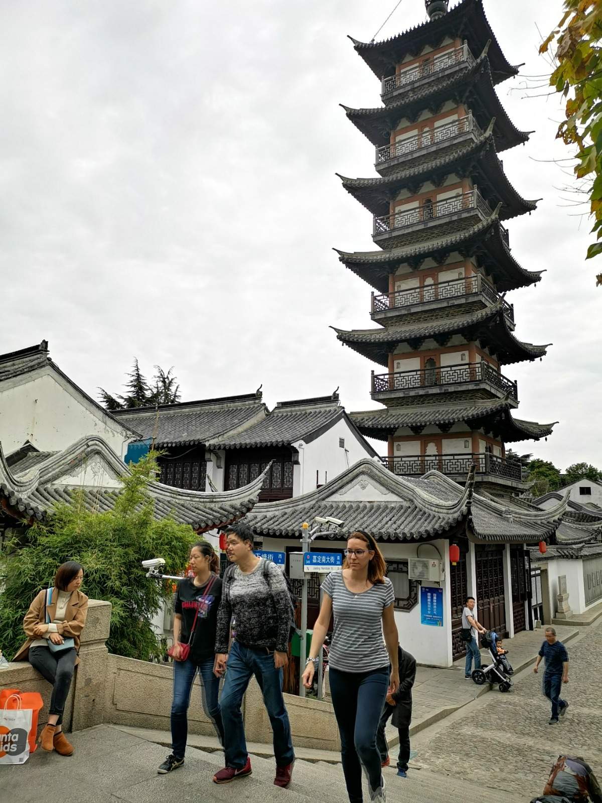 La periodista zamorana Judit Calvo paseando por un barrio antiguo de Shanghai. Fotografía: CEDIDA