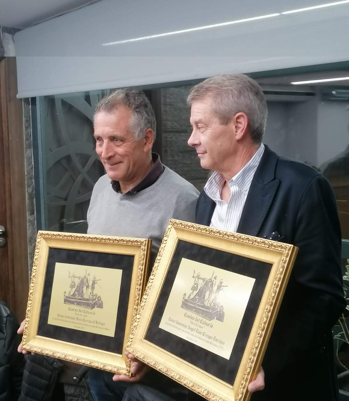 Homenaje a Ángel Luis Crespo y Luis Carrascal, cargadores del Cinco de copas