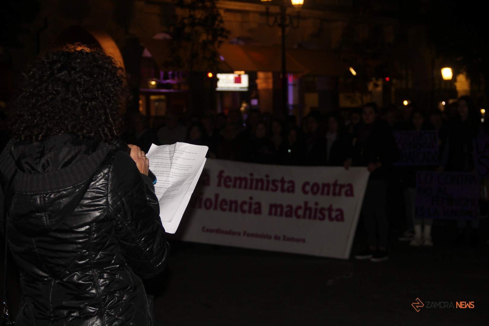 La Plaza Mayor de Zamora asiste silenciosa a la perfomance que recuerda las víctimas por la violencia de género_7