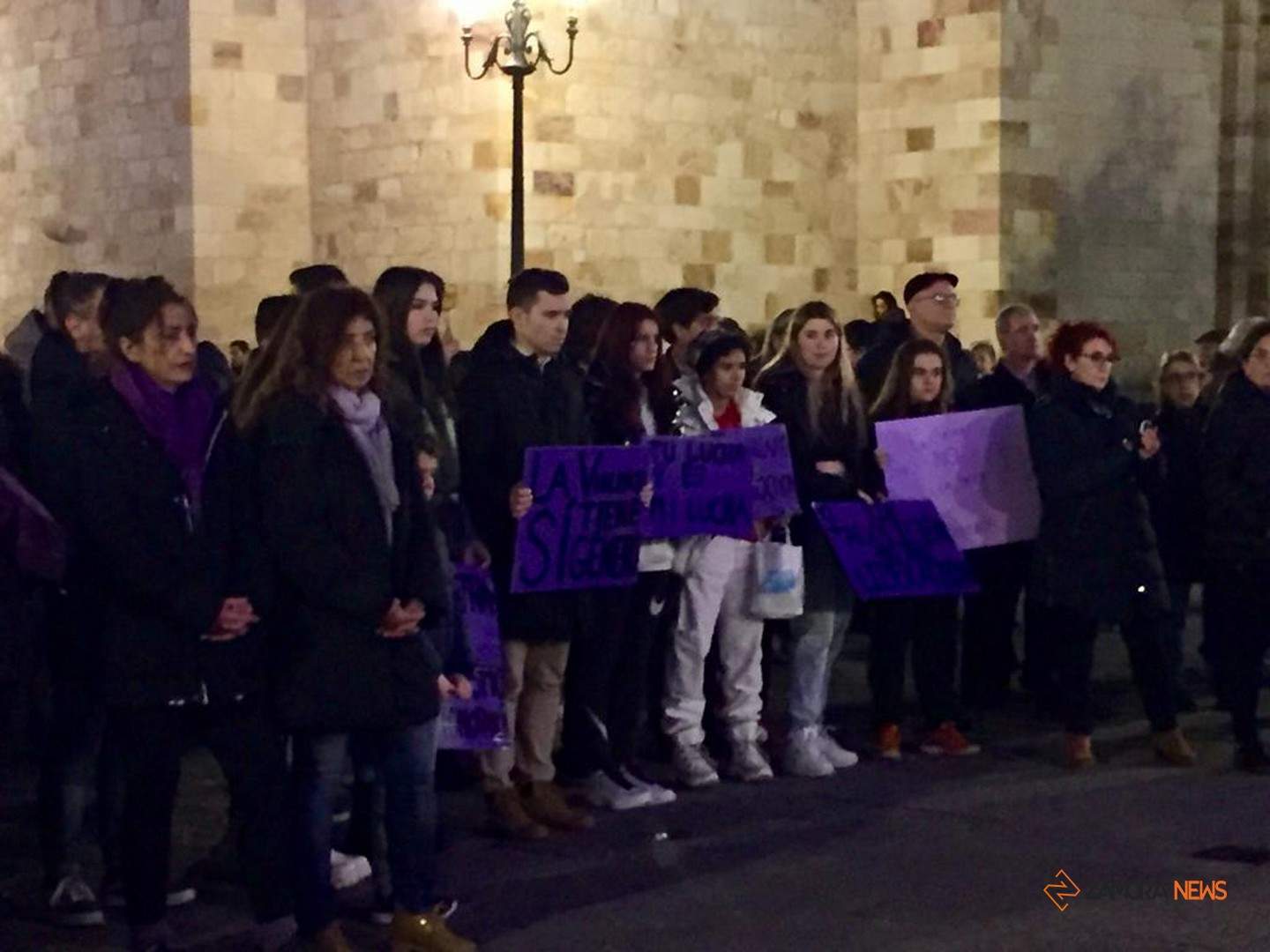La Plaza Mayor de Zamora asiste silenciosa a la perfomance que recuerda las víctimas por la violencia de género_2