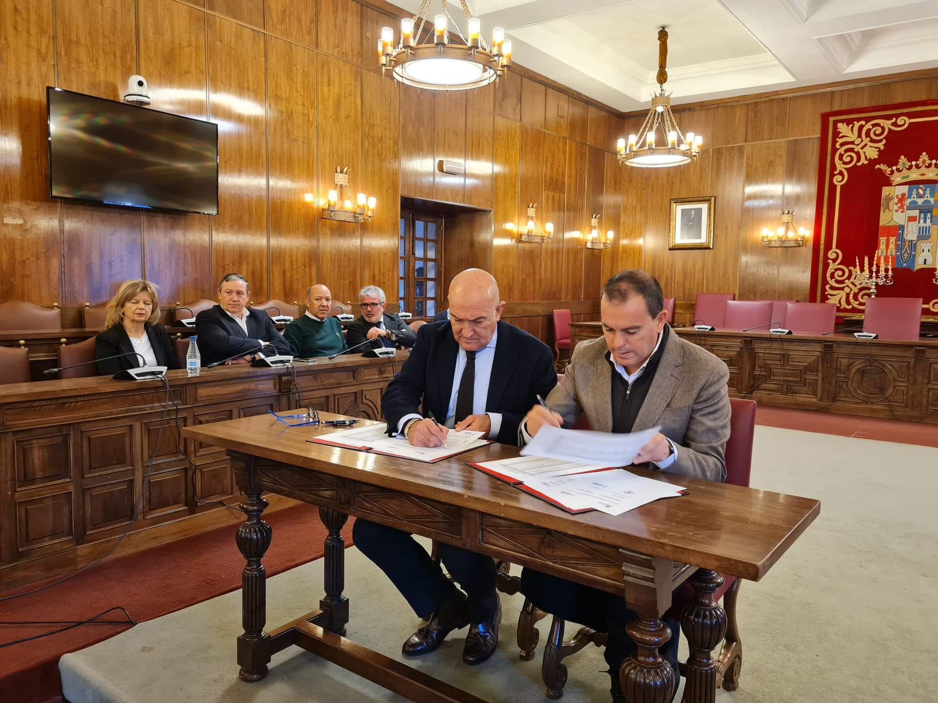 La Junta y la Diputación firman el convenio en beneficio de las entidades locales con una población igual o menor a 1.000 habitantes