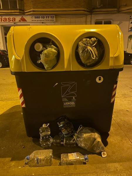 Contenedor lleno de basura