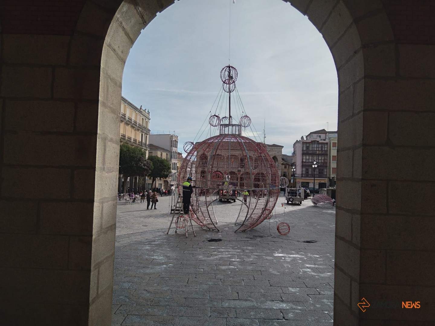 Nuevos adornos navideños en la Plaza Mayor de Zamora_2
