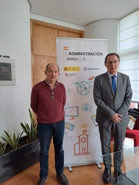 Roberto Rodríguez, uno de los funcionarios encargados de visitar las 37 localidades de entre 500 y 8.000 habitantes de nuestra provincia, posa con Ángel Blanco