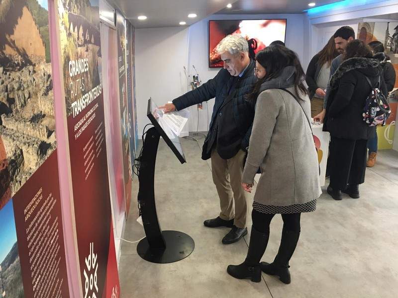 Muestra que se puede ver en el interior del bus