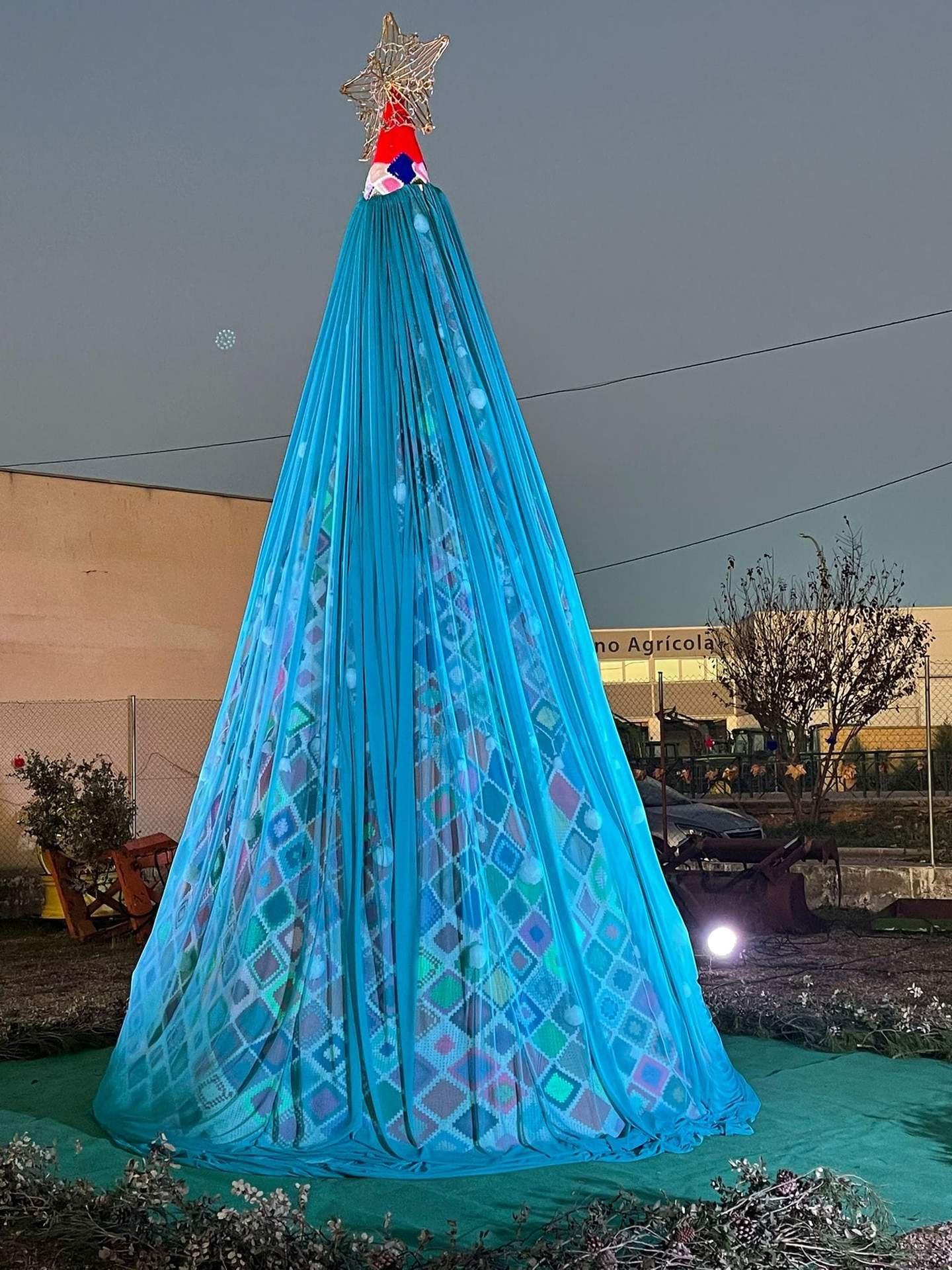 Árbol de ganchillo realizado por vecinos y socios de Ubuntu-Roales. Fotografía: Diputación de Zamora