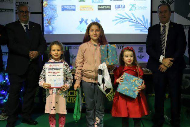 Menores premiados en el concurso de pintura navideña infantil. Fotografía: Hermandad de Jesús en su Tercera Caída