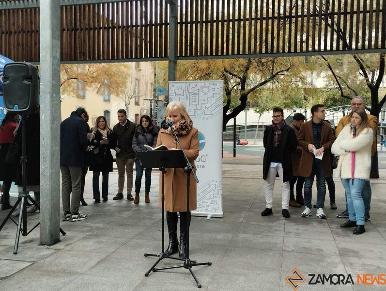 La nueva delegada de la Junta, Leticia García, lee un artículo de la Constitución en Santa Clara