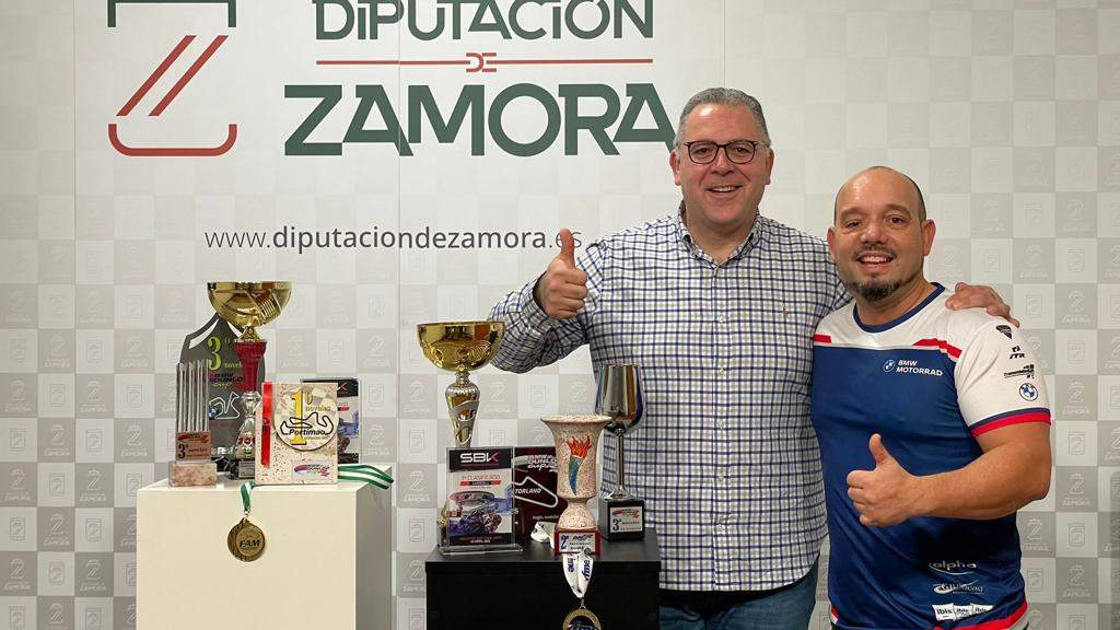 El piloto zamorano Carlos Blanco y el vicepresidente segundo de la Diputación, Jesús María Prada