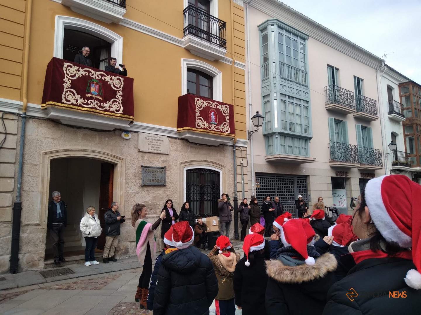 Actuación del coro Divina Providencia a las puertas del Obispado de Zamora