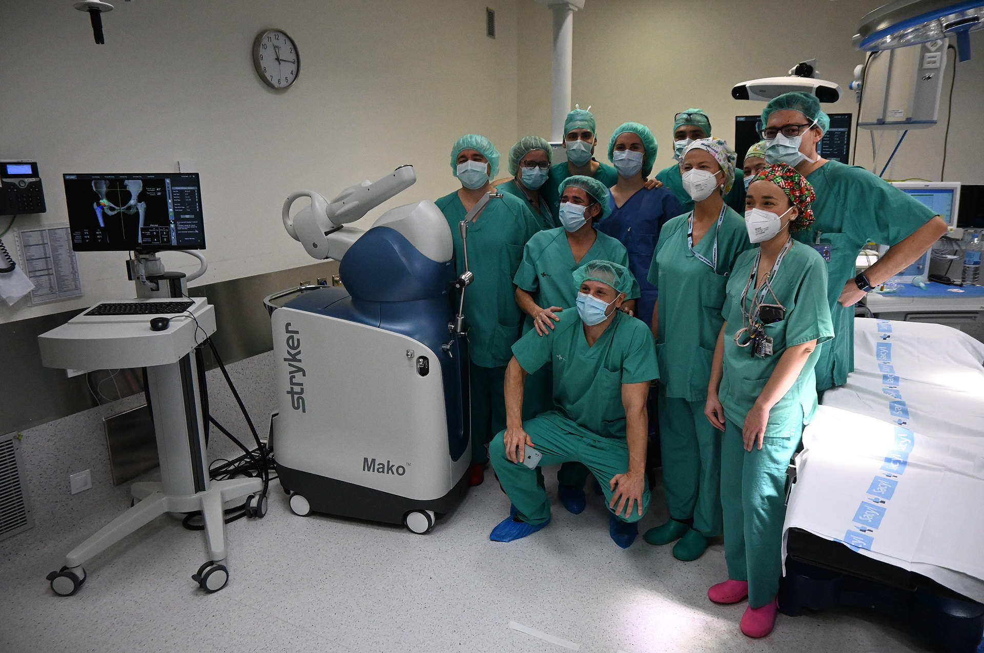 Equipo médico responsable de la intervención con la nueva plataforma robótica en el Hospital Clínico Universitario de Valladolid