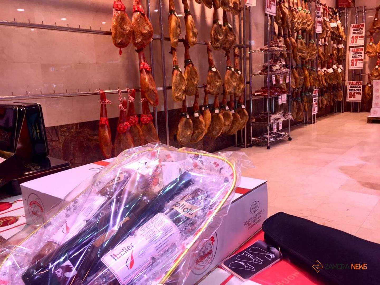 Mini cestas y jamones en una de las empresas cárnicas asentadas en Zamora