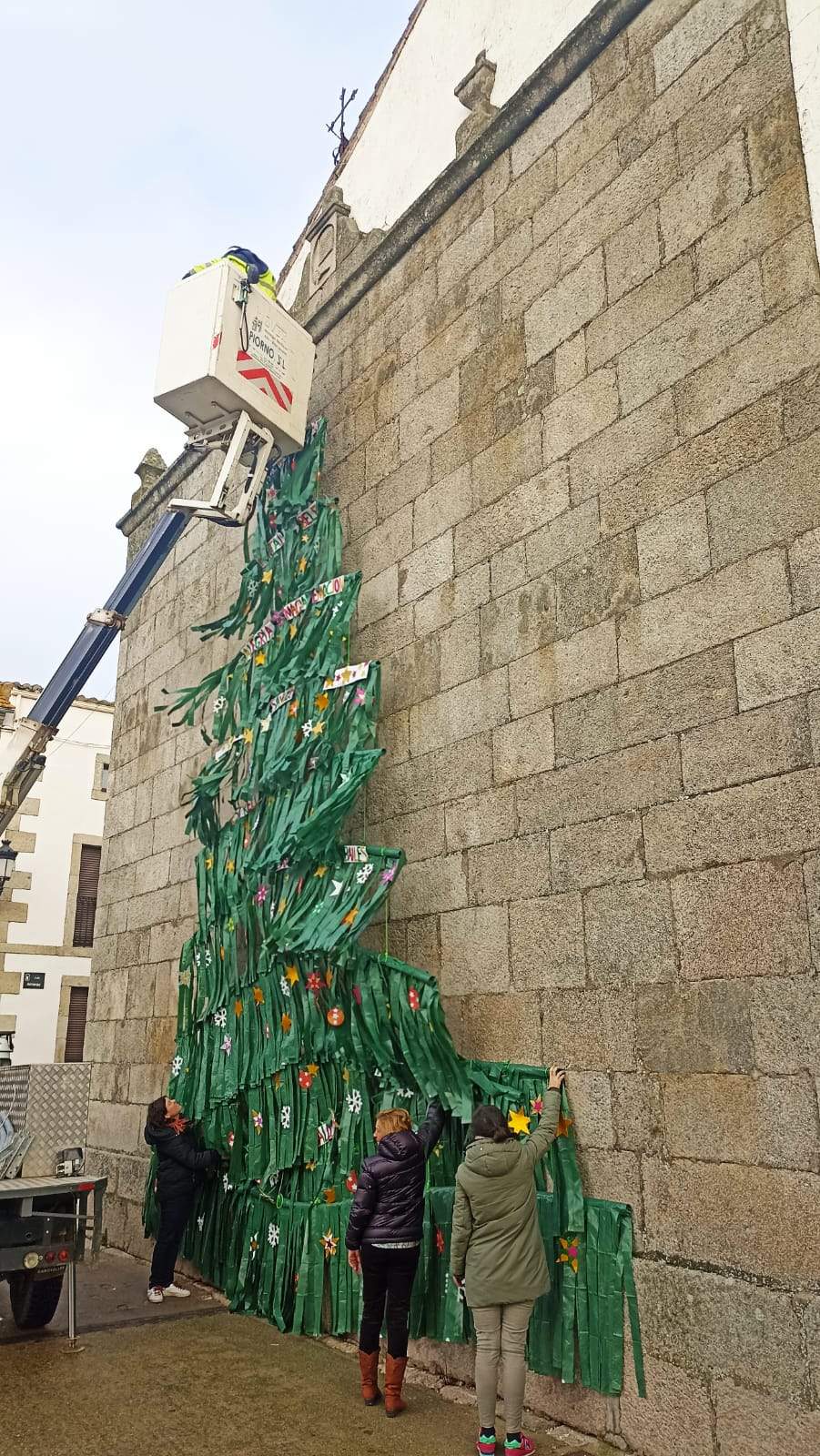 El árbol de Navidad montado sobre el frontón de Bermillo por los integrantes de La Mayuela. Fotografía: CEDIDA