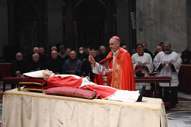 Capilla ardiente con los restos del papa emérito, Benedicto XVI. Fotografía: Vatican News