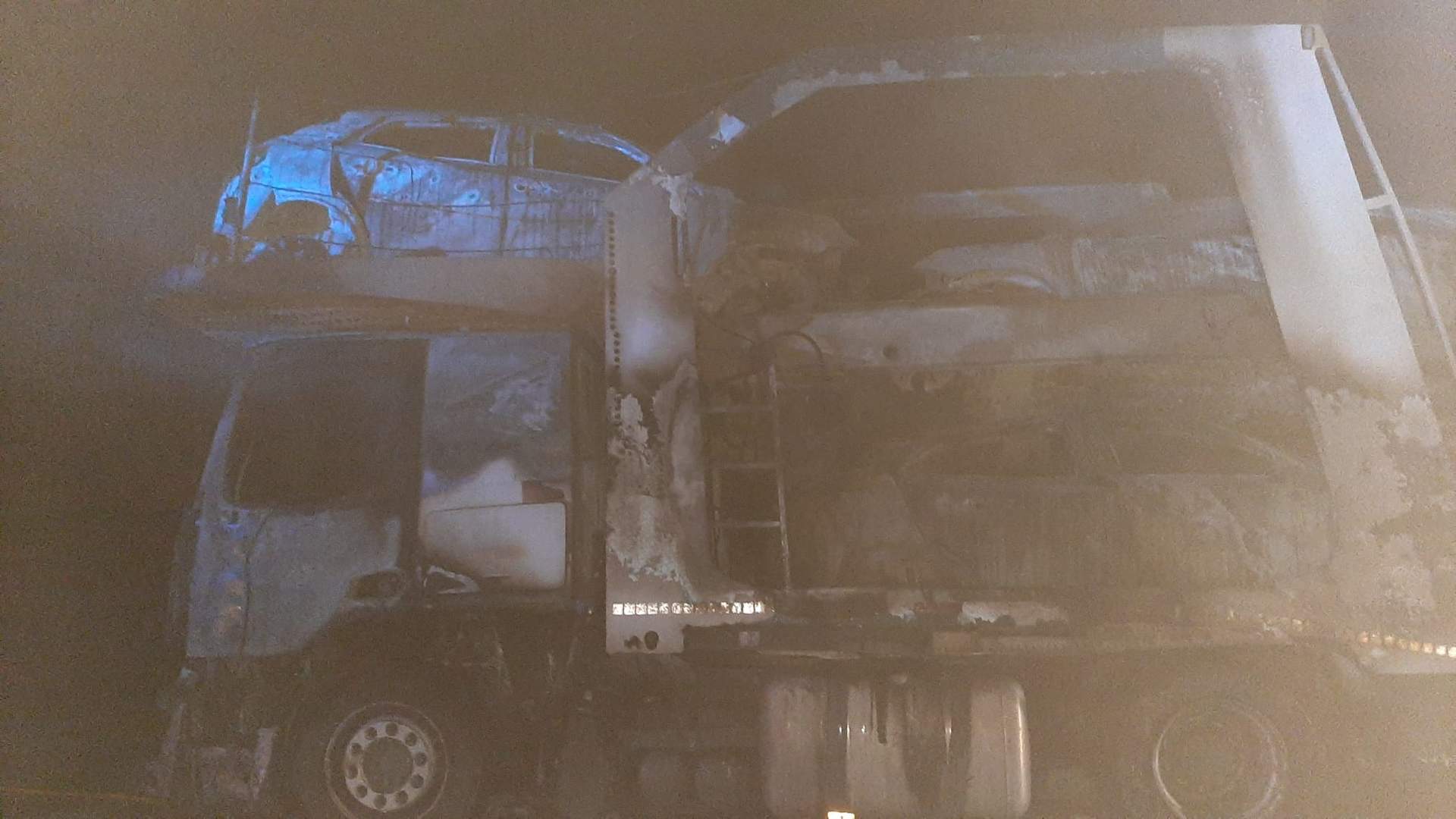 Camión portacoches incendiado en Sanabria