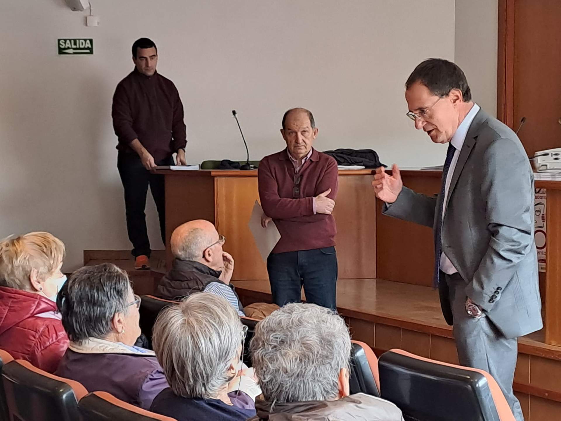 El subdelegado ángel Blanco durante una de las charlas informativas sobre el funcionamiento del servicio “La Administración cerca de ti”