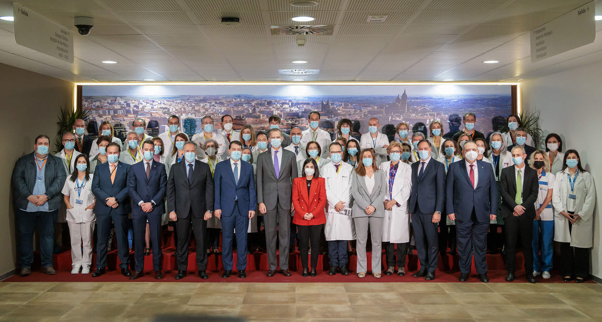 El rey Felipe VI, la ministra de Sanidad, Carolina Darias y el presidente de la Junta, Alfonso Fernández Mañueco, durante la inauguración del edificio del nuevo Hospital de Salamanca