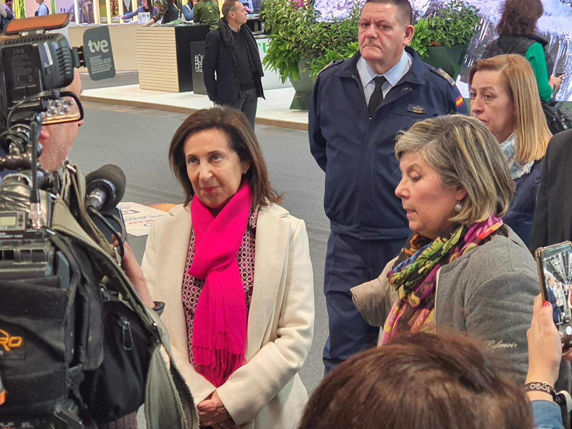 La Teniente Alcalde y Concejala de Cultura, Educación y Salud del Ayuntamiento de Tábara, Francisca Gutiérrez junto a la ministra de Defensa, Margarita Robles
